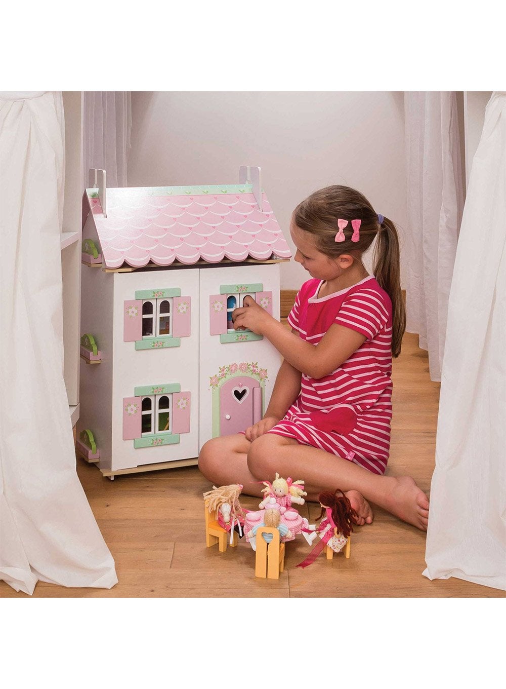 Le toy van sweetheart cottage with shop furniture